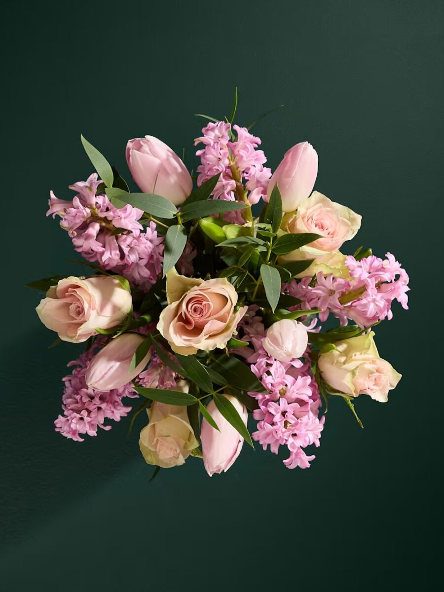 Kvapiųjų hiacintų ir rožių gėlių puokštė