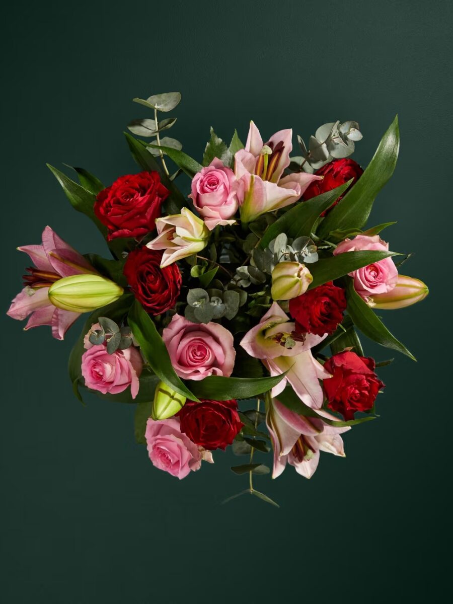 Rožinių lelijų ir raudonų rožių gėlių puokštė