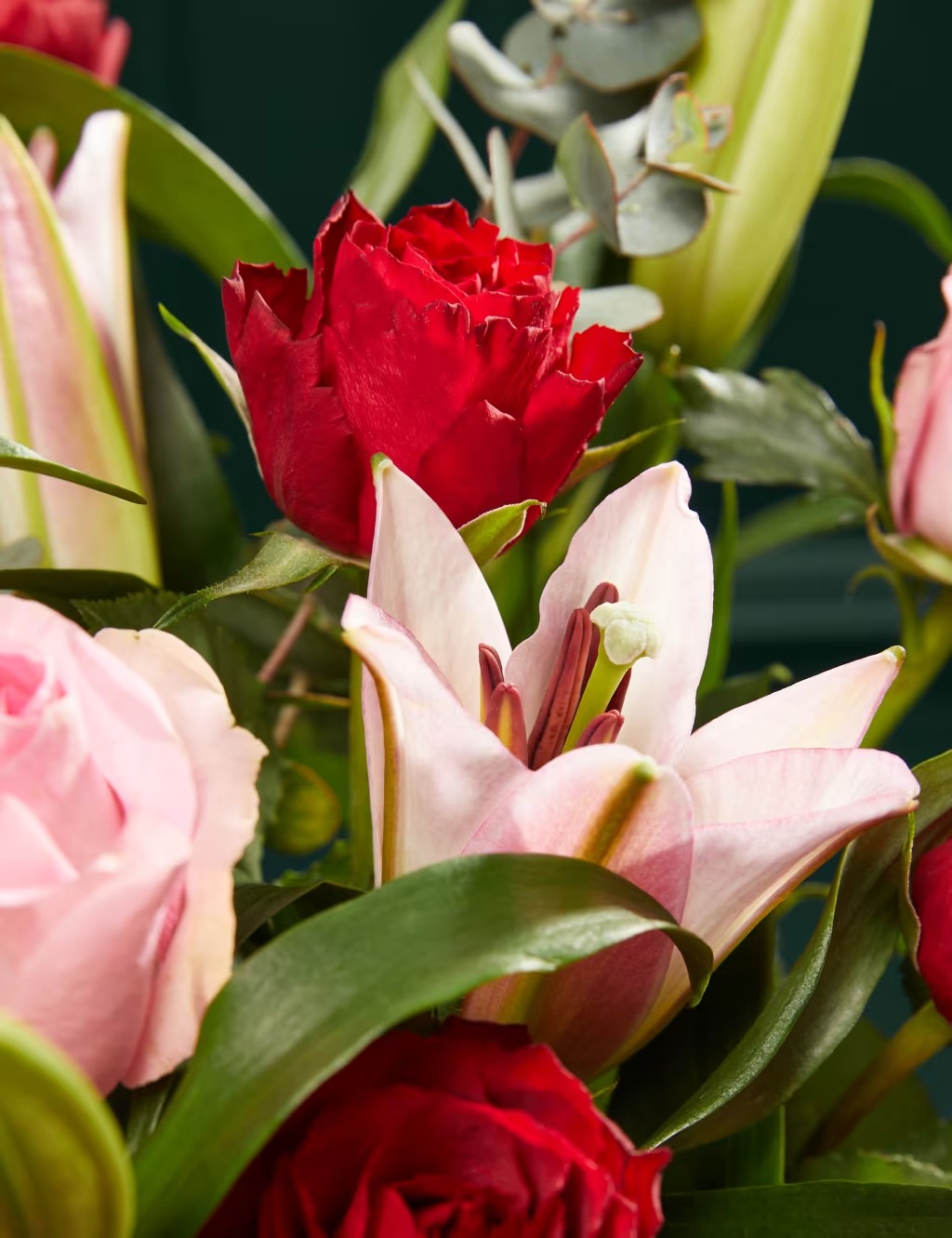 Rožinių lelijų ir raudonų rožių gėlių puokštė