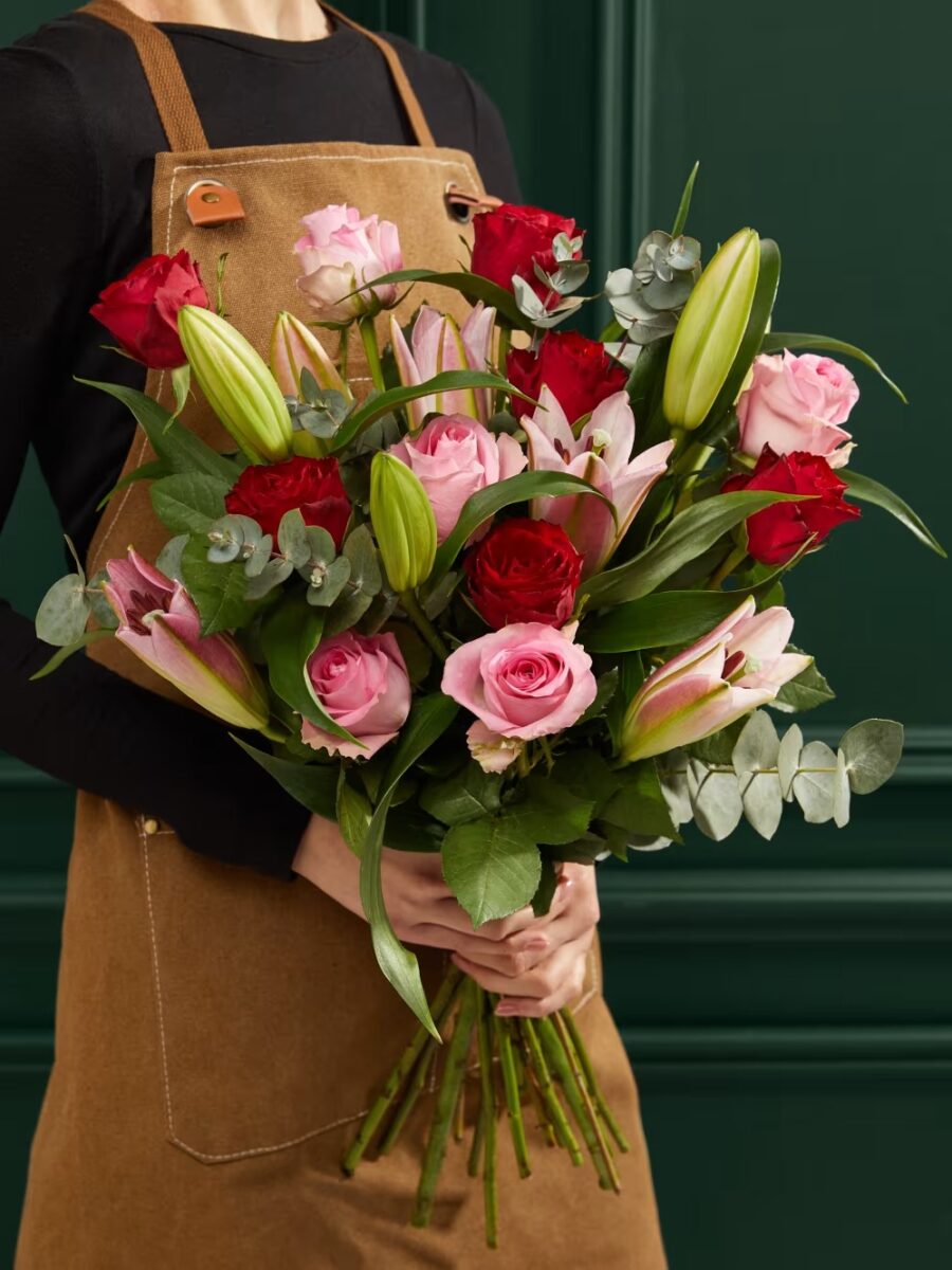 Rožinių lelijų ir raudonų rožių gėlių puokštė