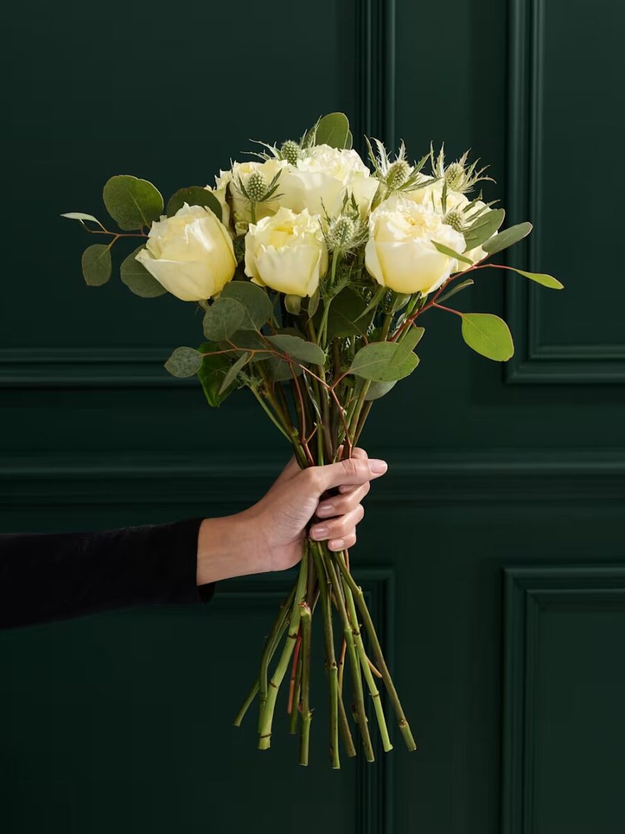 Kreminės spalvos bijūninių rožių gėlių puokštė