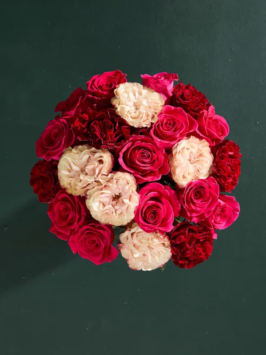 Įvairiaspalvių paprastų ir bijūninių rožių gėlių puokštė