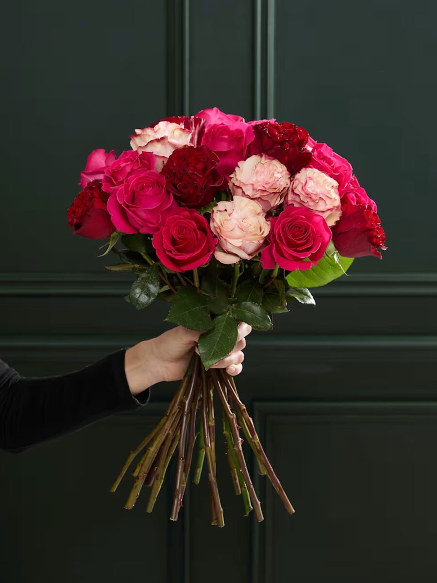 Įvairiaspalvių paprastų ir bijūninių rožių gėlių puokštė