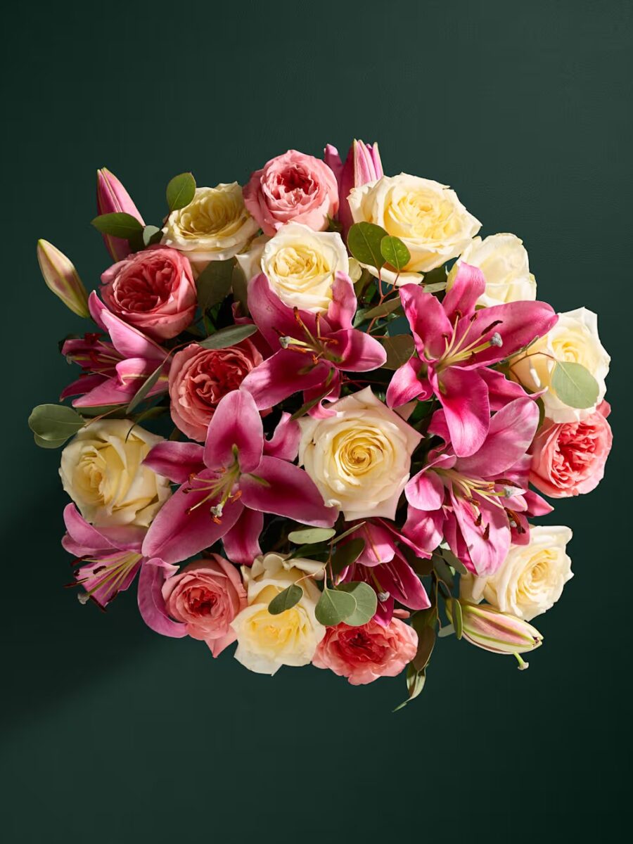 Rožių ir rožinių lelijų gėlių puokštė