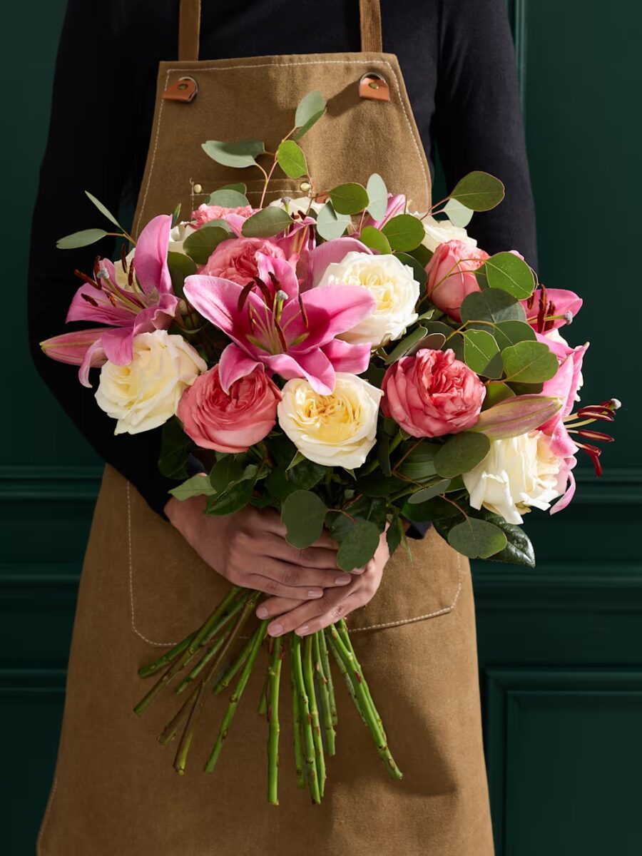 Rožių ir rožinių lelijų gėlių puokštė