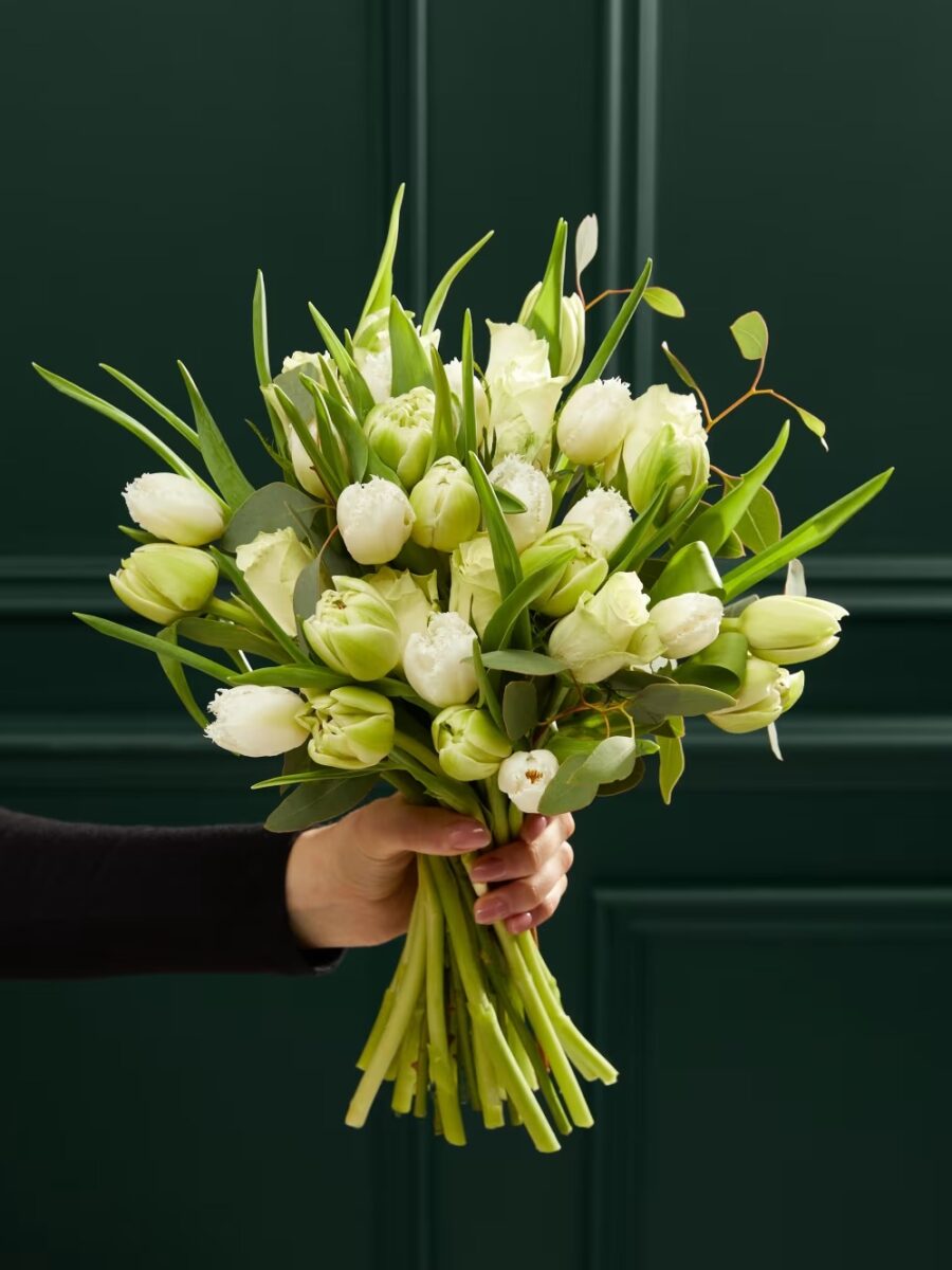 Pilnavidurių tulpių ir rožių gėlių puokštė