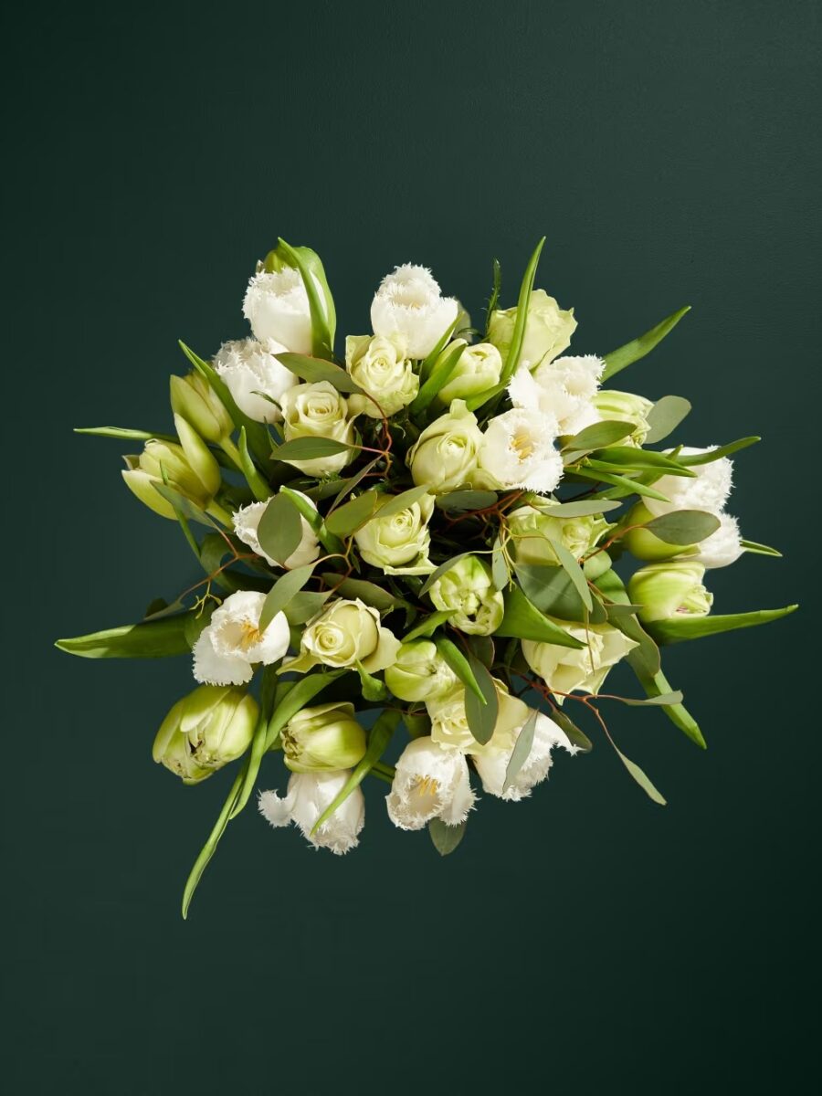 Pilnavidurių tulpių ir rožių gėlių puokštė