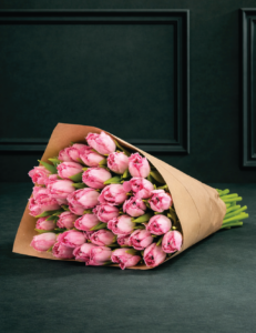 Karpytų, rožinių tulpių gėlių puokštė