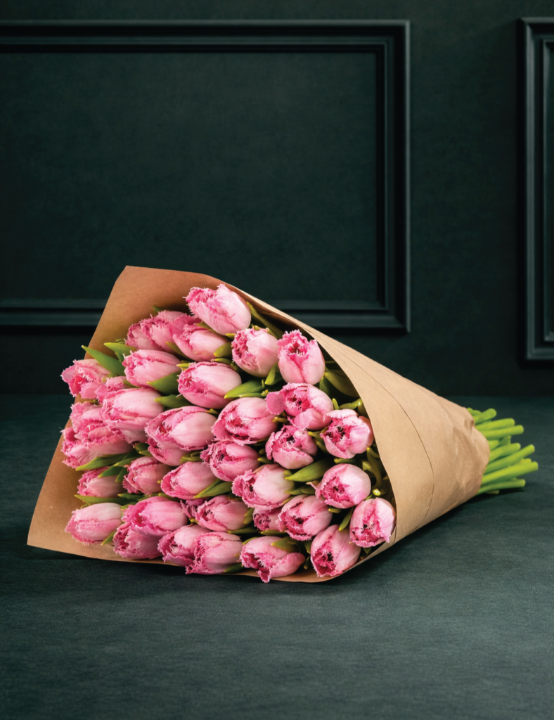 Karpytų, rožinių tulpių gėlių puokštė