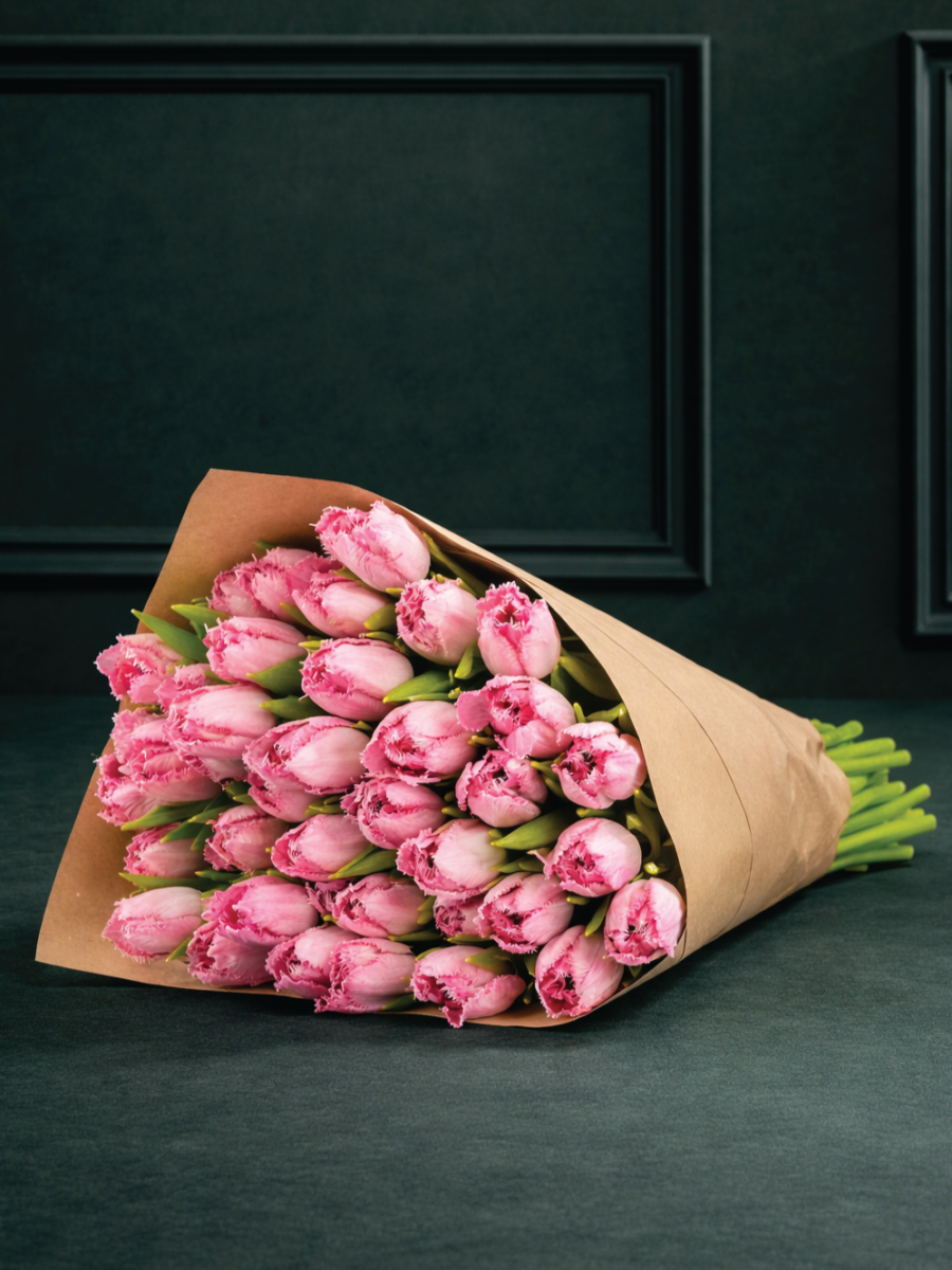 Karpytų, rožinių tulpių gėlių puokštė