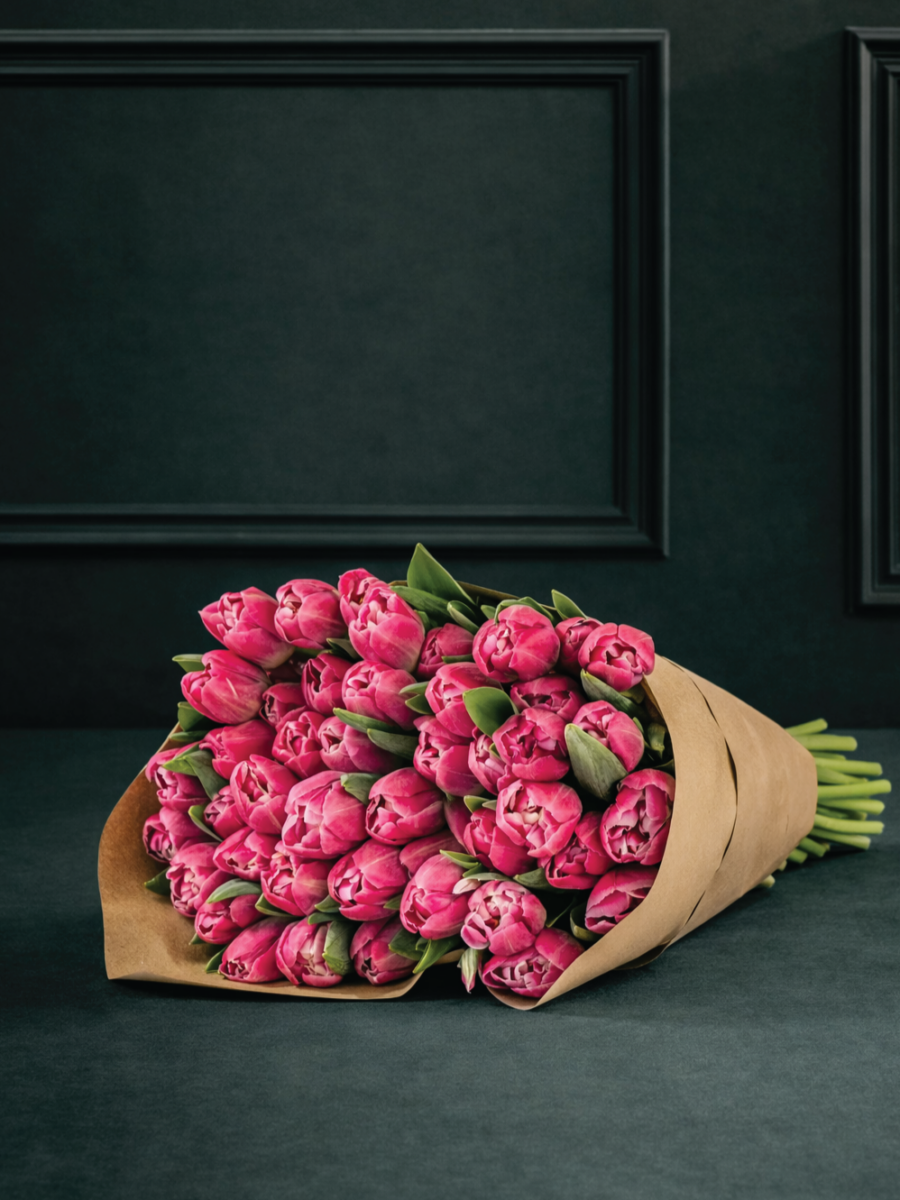 Ryškiai rožinių tulpių gėlių puokštė