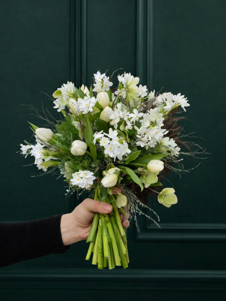 Kvepiančių baltų narcizų ir tulpių gėlių puokštė