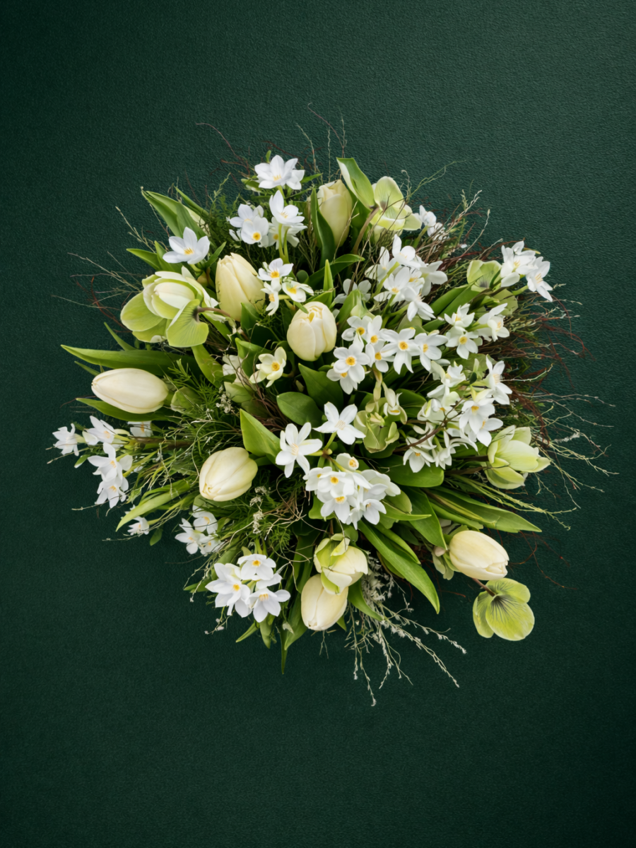 Kvepiančių baltų narcizų ir tulpių gėlių puokštė